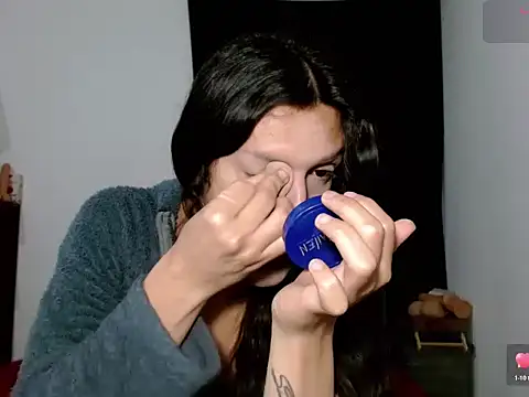 Snapshot of x_isabella_x chatting on December 18, 11:03 am x isabella x online show from December 18, 11:03 am