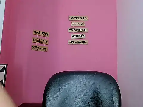 Snapshot of x_isabella_x chatting on November 15, 8:24 pm x isabella x online show from November 15, 8:24 pm