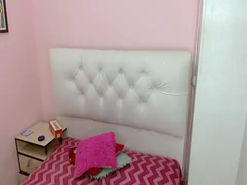 Snapshot of x_isabella_x chatting on February 13, 8:09 pm x isabella x online show from February 13, 8:09 pm