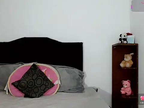 Snapshot of x_isabella_x chatting on December 5, 2:48 pm x isabella x online show from December 5, 2:48 pm