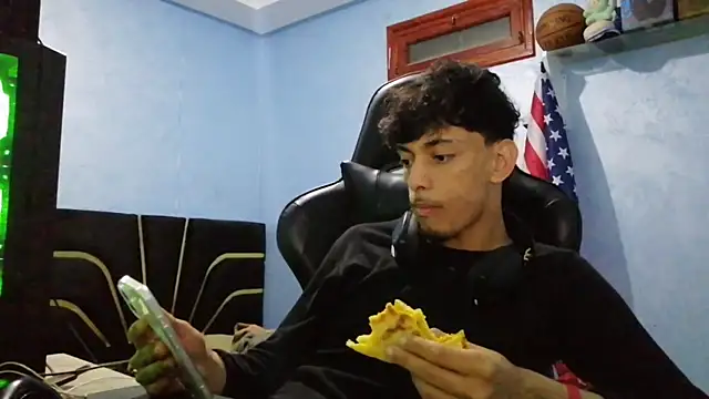 Snapshot of Dark_DesireX chatting on February 19, 9:34 pm Dark DesireX online show from February 19, 9:34 pm