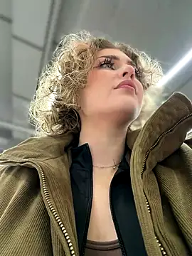 Snapshot of KellyKeler chatting on December 18, 1:37 pm KellyKeler online show from December 18, 1:37 pm