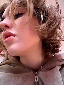 KellyKeler online show from April 3, 11:05 am