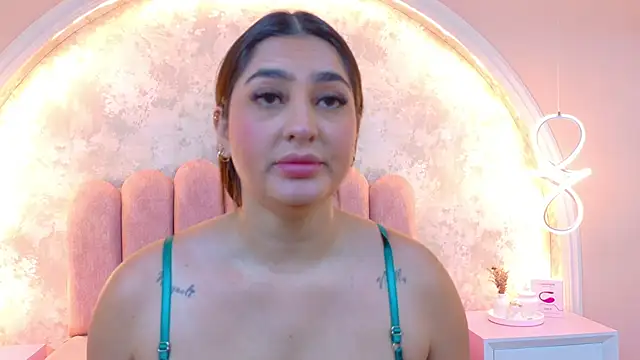 JasmineRhodes online show from January 9, 1:18 pm