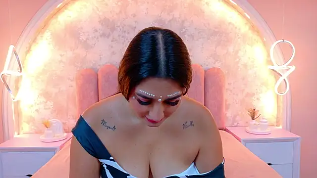 JasmineRhodes online show from October 31, 1:08 pm