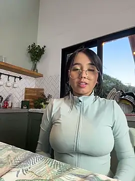 Michelle Zoe online show from April 9, 11:00 pm