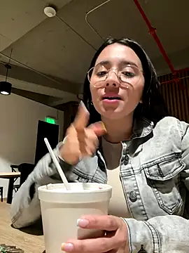 Michelle Zoe online show from November 26, 2:22 am