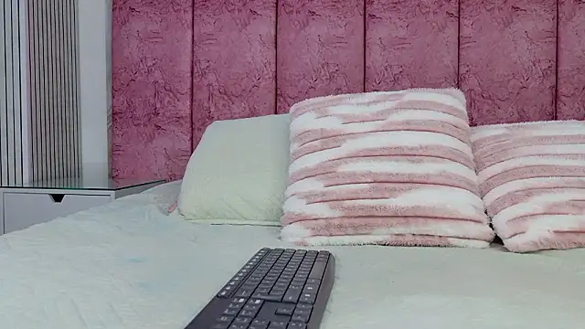 Snapshot of emmacurvy chatting on February 26, 3:06 am emmacurvy online show from February 26, 3:06 am