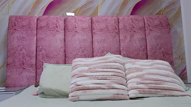 emmacurvy online show from April 11, 3:03 am