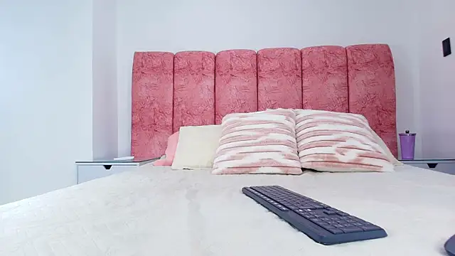 Snapshot of emmacurvy chatting on December 3, 3:07 am emmacurvy online show from December 3, 3:07 am