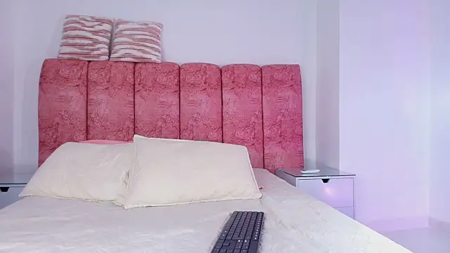 Snapshot of emmacurvy chatting on December 2, 3:07 am emmacurvy online show from December 2, 3:07 am