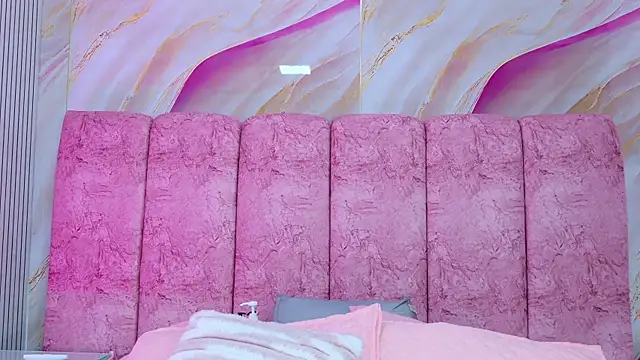 emmacurvy online show from April 15, 3:23 am