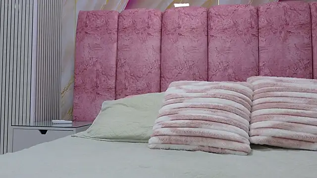 emmacurvy online show from March 29, 3:19 am