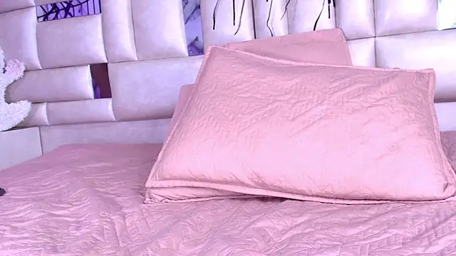 Snapshot of emmacurvy chatting on October 23, 3:05 am emmacurvy online show from October 23, 3:05 am