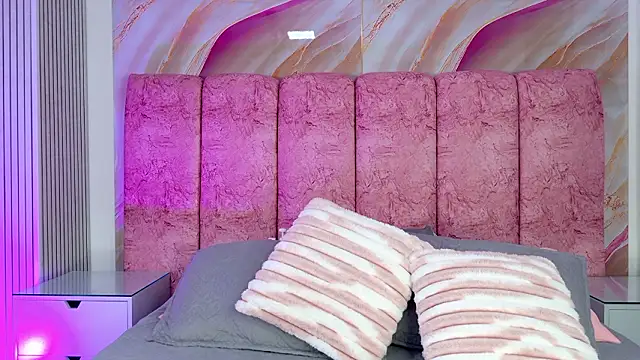 Snapshot of emmacurvy chatting on February 17, 3:04 am emmacurvy online show from February 17, 3:04 am