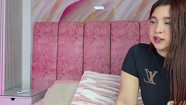 Snapshot of emmacurvy chatting on February 18, 3:15 am emmacurvy online show from February 18, 3:15 am