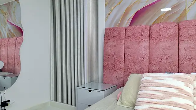 Snapshot of emmacurvy chatting on February 8, 3:04 am emmacurvy online show from February 8, 3:04 am