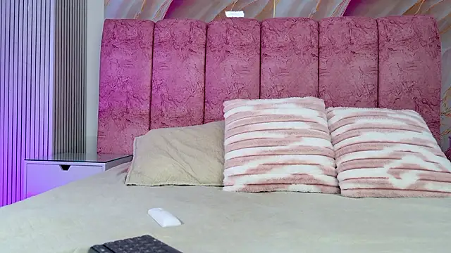 Snapshot of emmacurvy chatting on February 1, 3:05 am emmacurvy online show from February 1, 3:05 am