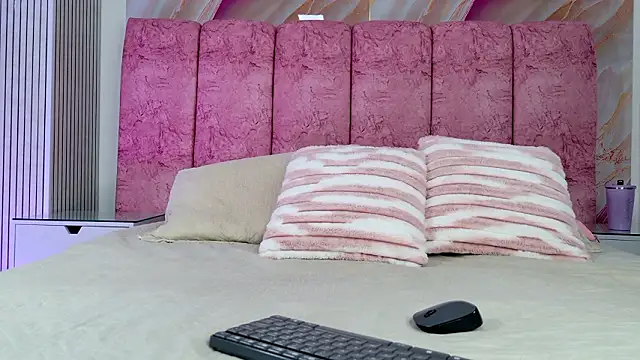 Snapshot of emmacurvy chatting on February 3, 3:04 am emmacurvy online show from February 3, 3:04 am