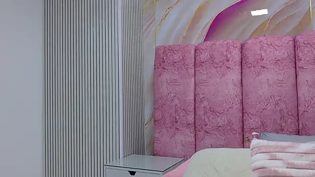 emmacurvy online show from April 12, 3:32 am