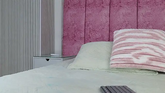 Snapshot of emmacurvy chatting on February 23, 3:08 am emmacurvy online show from February 23, 3:08 am