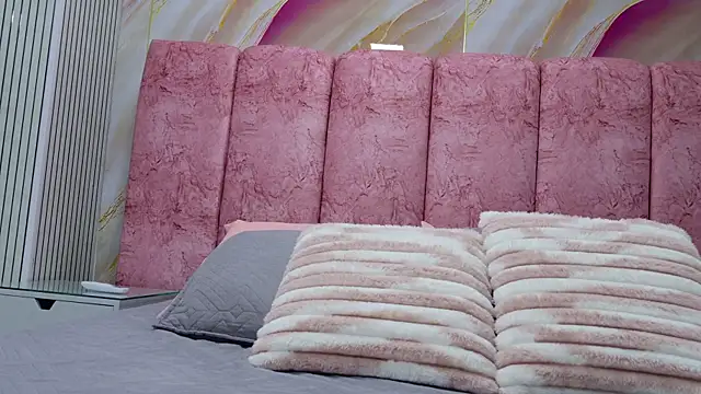 emmacurvy online show from April 9, 3:08 am