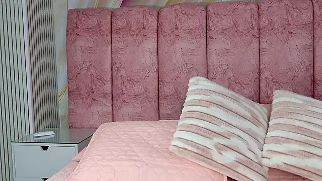 emmacurvy online show from April 14, 3:11 am