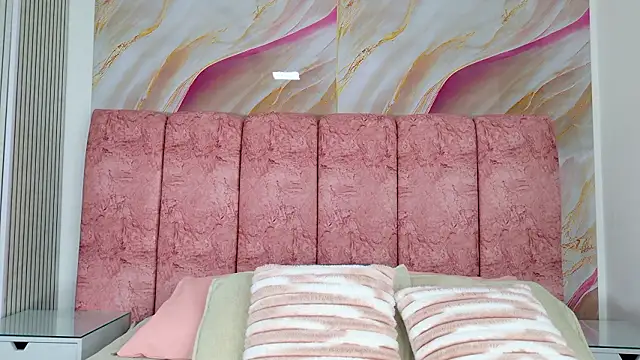 Snapshot of emmacurvy chatting on February 10, 3:05 am emmacurvy online show from February 10, 3:05 am