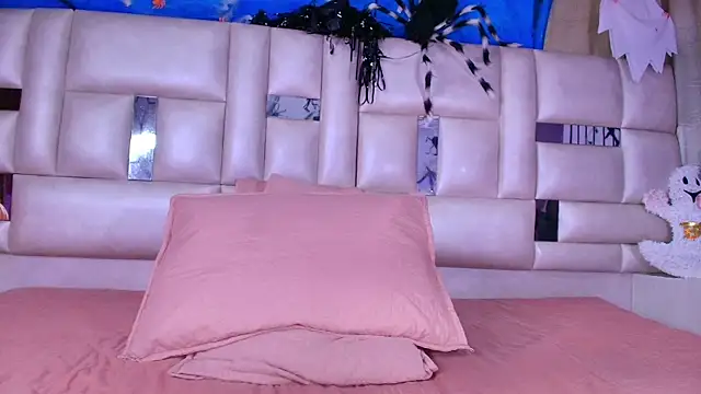 Snapshot of emmacurvy chatting on October 24, 3:05 am emmacurvy online show from October 24, 3:05 am