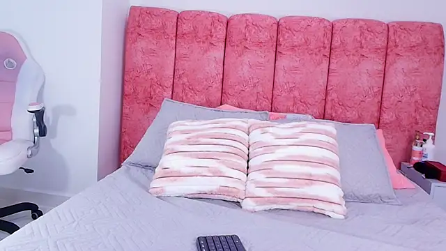 Snapshot of emmacurvy chatting on November 7, 3:11 am emmacurvy online show from November 7, 3:11 am