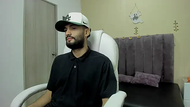 Snapshot of Ryan_Jackson_ chatting on October 27, 10:44 pm Ryan Jackson  online show from October 27, 10:44 pm