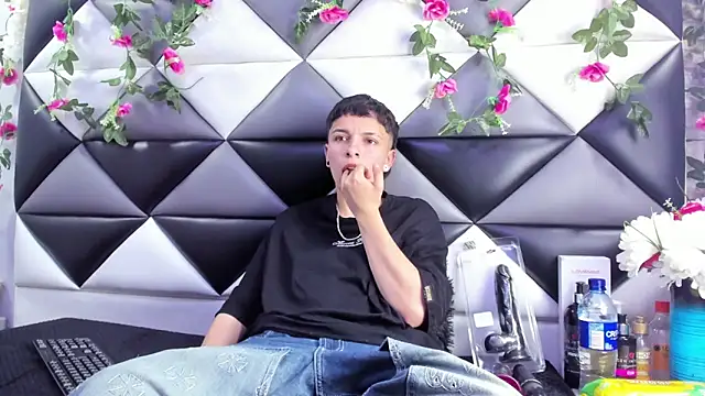 Megan Thompson  online show from December 3, 2:34 am