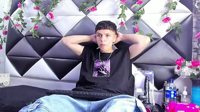 Megan Thompson  online show from December 17, 2:05 am