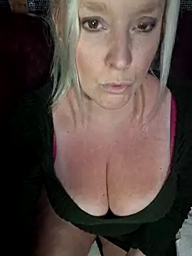Bouncy-Bella28X online show from June 3, 4:12 pm