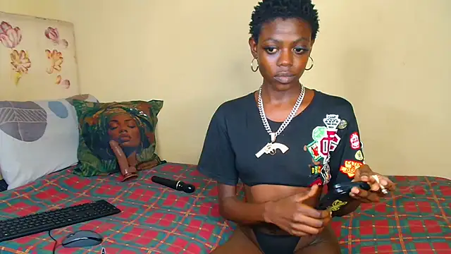 Snapshot of Ebony-Mistique chatting on April 23, 12:28 am Ebony-Mistique online show from April 23, 12:28 am