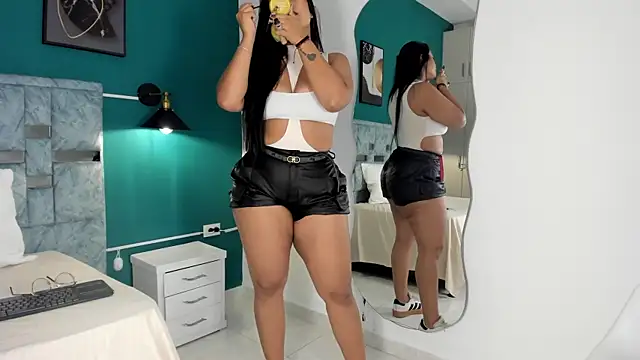 Snapshot of tamara_lovv chatting on December 16, 12:20 pm tamara lovv online show from December 16, 12:20 pm