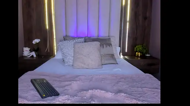 Mia Roswell online show from October 6, 4:24 am