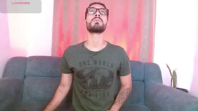 Snapshot of ReyPablo1 chatting on October 10, 8:42 pm ReyPablo1 online show from October 10, 8:42 pm