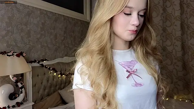 Snapshot of Emma_Frosty chatting on October 17, 9:38 pm Emma Frosty online show from October 17, 9:38 pm