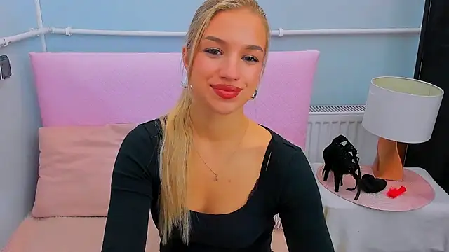 Snapshot of EvetteRose chatting on September 24, 8:37 pm EvetteRose online show from September 24, 8:37 pm