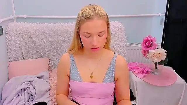 EvetteRose online show from April 12, 3:26 pm