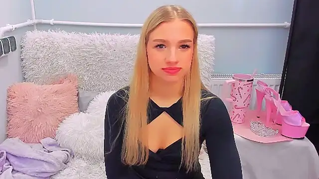 EvetteRose online show from February 8, 2:15 pm