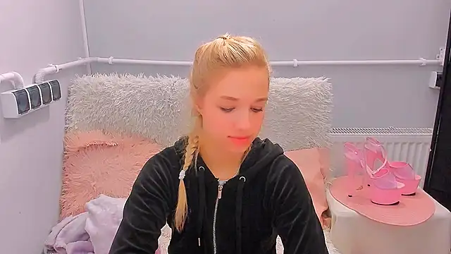 EvetteRose online show from March 28, 6:20 pm