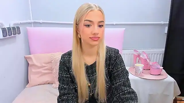 EvetteRose online show from November 8, 5:05 pm