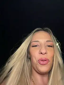 Snapshot of SweetBella95_ chatting on July 4, 10:58 pm SweetBella95 online show from July 4, 10:58 pm
