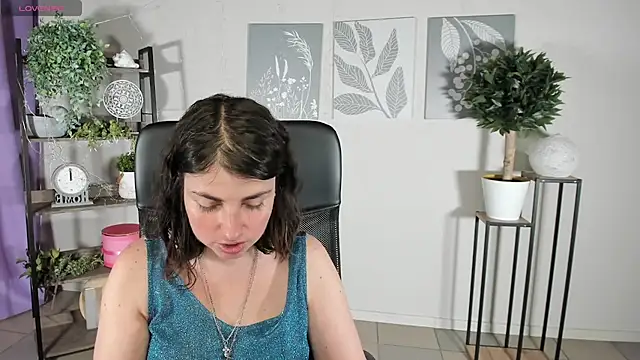 Snapshot of MartaEdams chatting on June 23, 5:38 am MartaEdams online show from June 23, 5:38 am