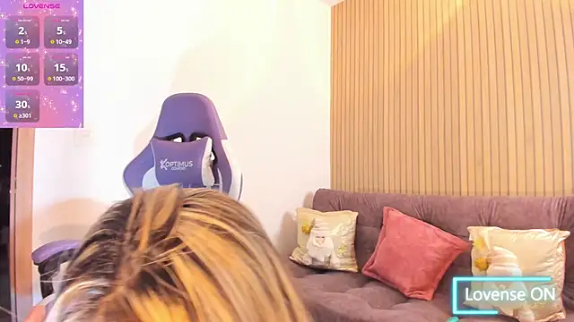 Snapshot of miacox_23 chatting on December 16, 1:10 am miacox 23 online show from December 16, 1:10 am