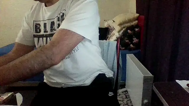 Snapshot of st206boy chatting on November 7, 1:21 am st206boy online show from November 7, 1:21 am