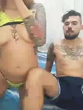 parejajuguetona420 online show from April 26, 2:42 am