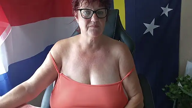 Snapshot of -Curvy- chatting on June 23, 8:45 am -Curvy- online show from June 23, 8:45 am